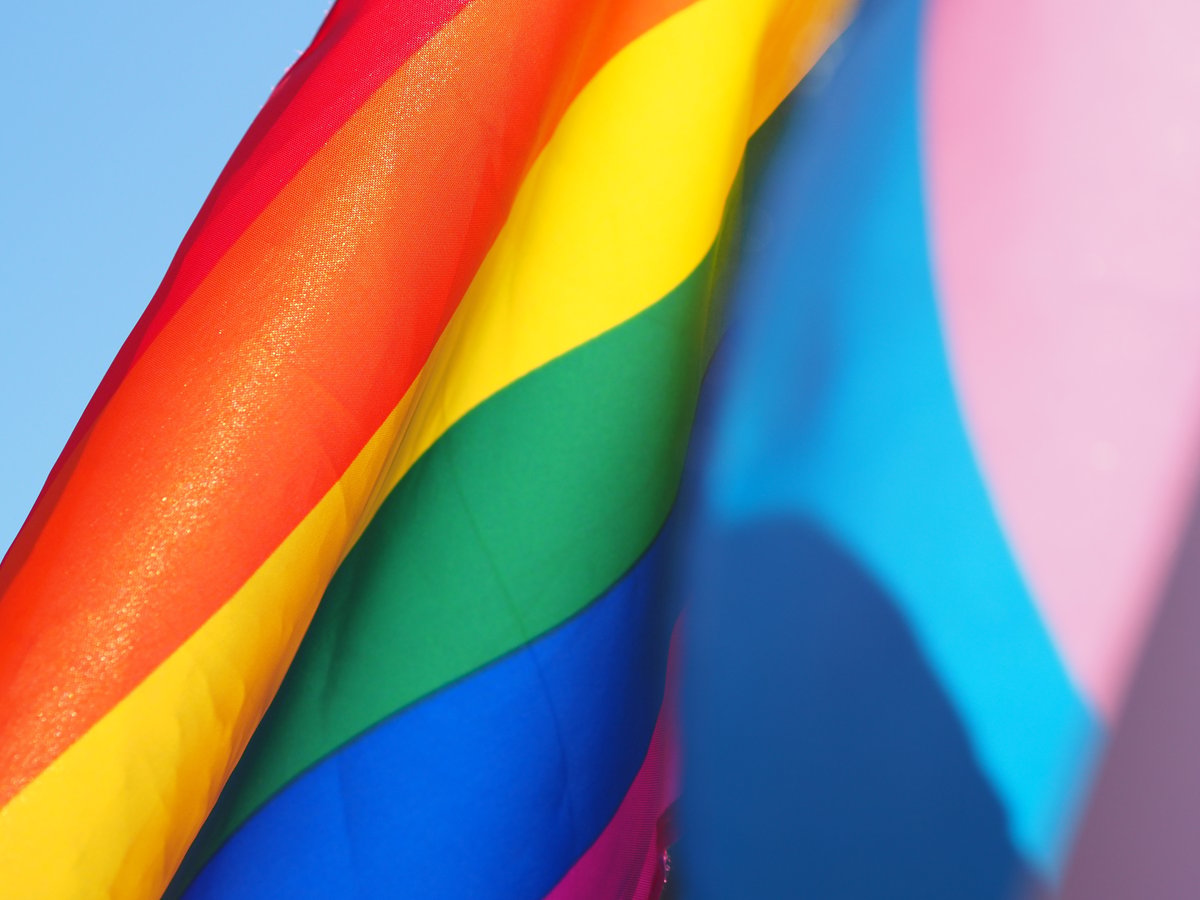 LGBT+ lidé zažívají diskriminaci na Slovensku i v Česku, setkávají se s nenávistnými projevy ze strany veřejnosti i politiků