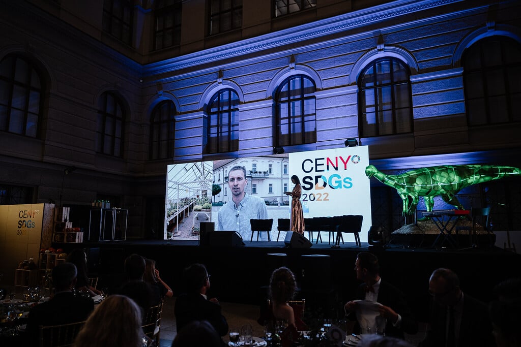 Udržitelné projekty roku 2022: V Cenách SDGs uspěly průvodce pro zájemce o učitelství nebo péče o nemocné roztroušenou sklerózou