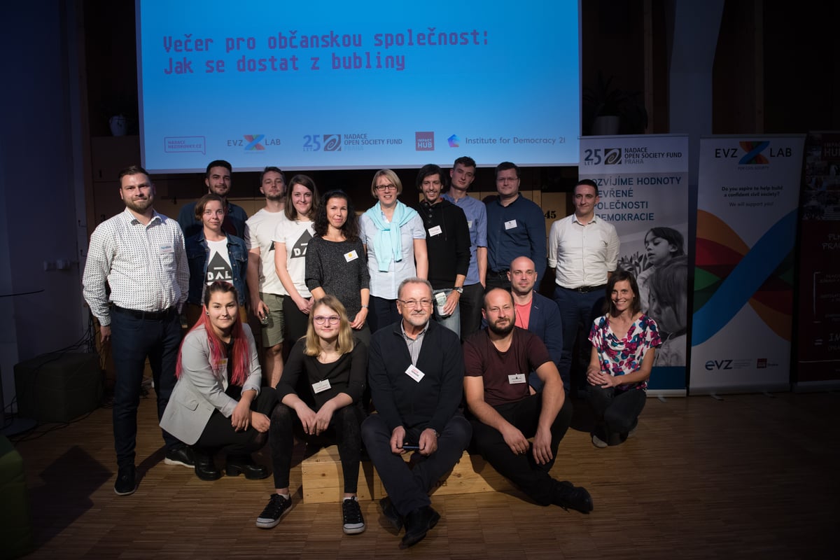 Jak se dostat z bubliny? Během Večera pro občanskou společnost 10 skvělých projektů odhalilo způsoby, jak vyzvat veřejnost k akci