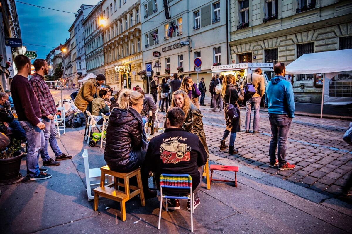 Co takhle piknik na silnici? Blíží se další ročník sousedských slavností Zažít město jinak