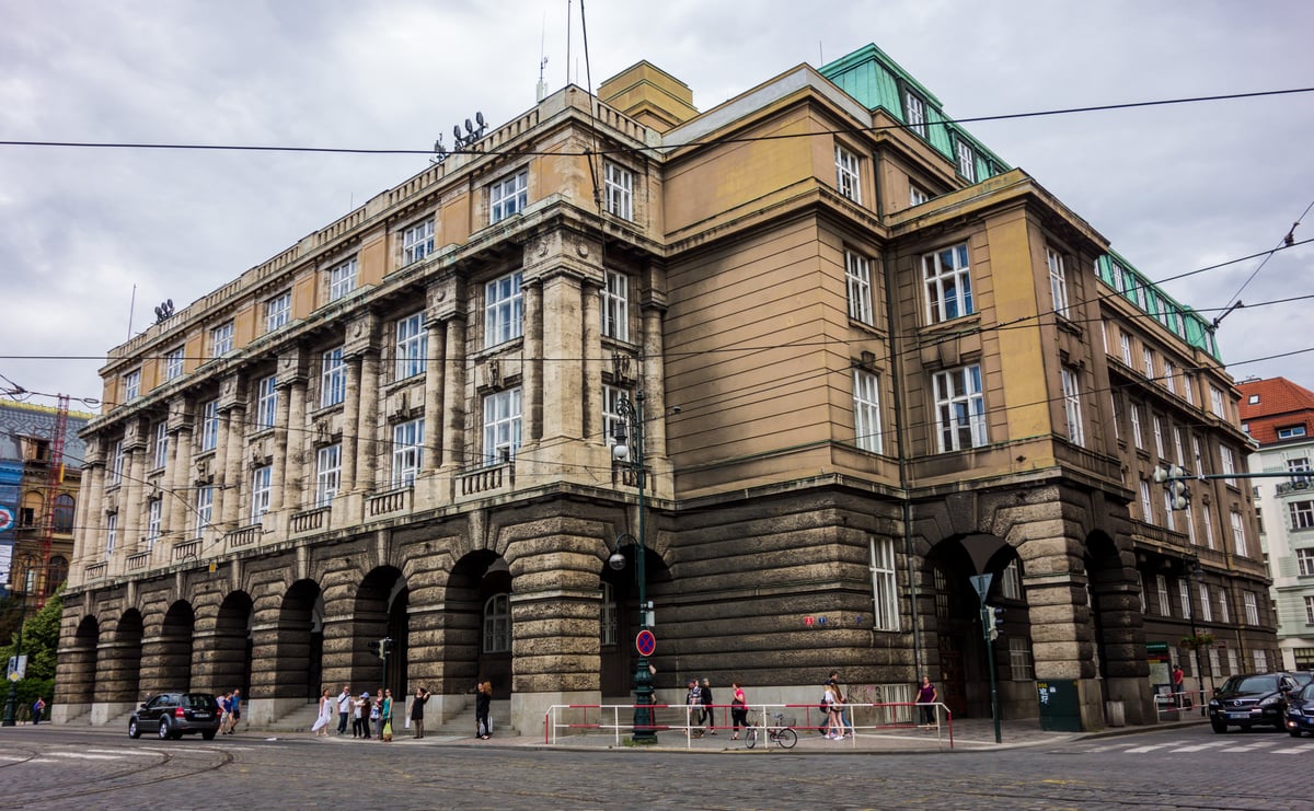 Diskuze o duševním zdraví i zbraňové legislativě. Jak neziskové organizace reagují na tragédii na Filozofické fakultě?