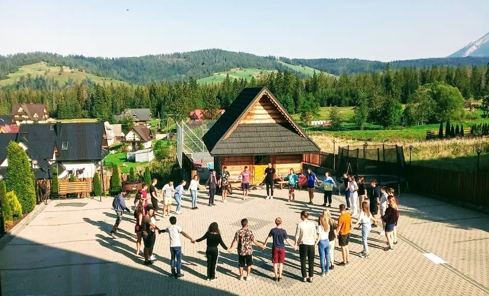 Pracujete ve své organizaci s mladými lidmi? Díky Erasmus+ můžete v mezinárodním prostředí vzdělávat nejen je, ale i své zaměstnance