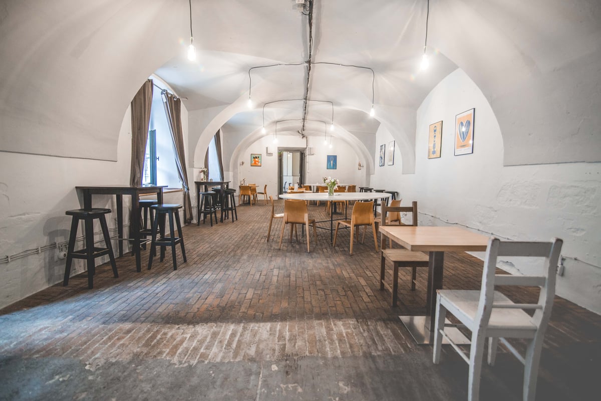 Na kafe, za kulturou i na kurz češtiny. Mamacoffee otevírá nové komunitní centrum a kavárnu Background