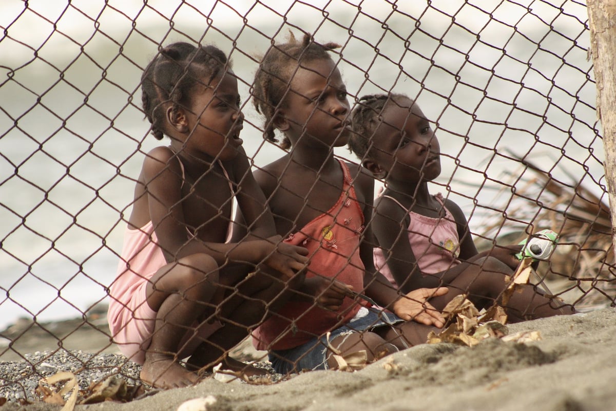 Mrtvý doktor neléčí. Lékaři bez hranic kvůli bezpečnosti pozastavují aktivity na Haiti, které sužuje humanitární krize