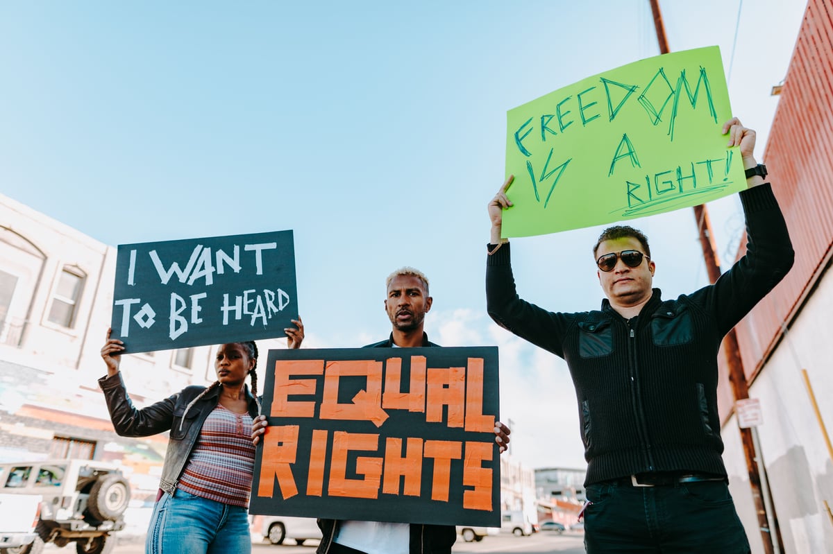 Méně svobody, méně pravdy. Co říkají letošní zprávy Amnesty International a Reportérů bez hranic?