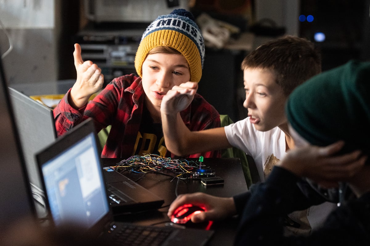 Meet and Code 2022: získejte grant na programovací akci pro děti