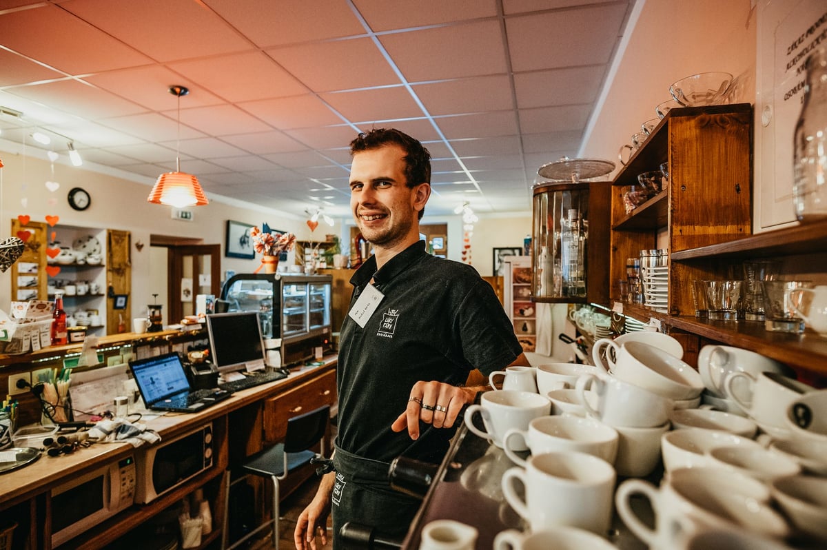 Zaměstnavatelé podceňují hendikepované. „Ukazujeme jim, že to funguje, úspěchem je Starbucks,“ upozorňuje společensky prospěšný podnikatel roku Jakub Knězů