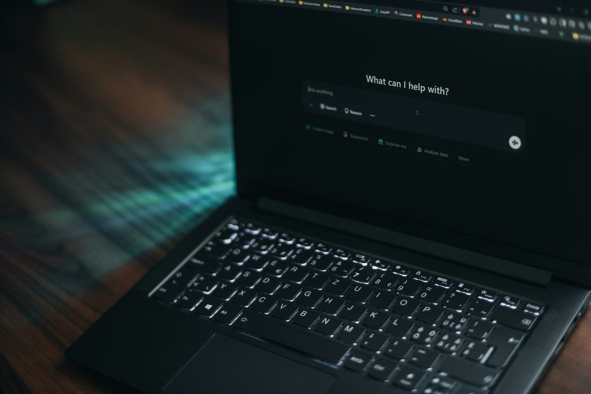 Transparentnost obsahu a zvyšování digitální gramotnosti. Další část AI Actu vstupuje do praxe. Na co si dát pozor?