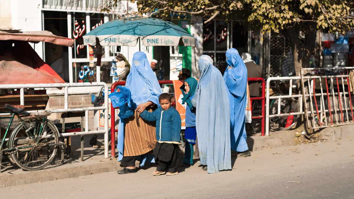 Tálibán zakázal působení žen v organizacích. Polovina obyvatel Afghánistánu přitom potřebuje humanitární pomoc
