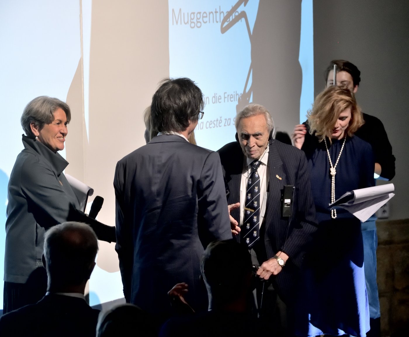 Cenu Mileny Jesenské předal šestadevadesátiletý Felix Kolmer, přeživší několika koncentračních táborů a předseda Mezinárodního osvětimského výboru. Foto: Ondřej Staněk