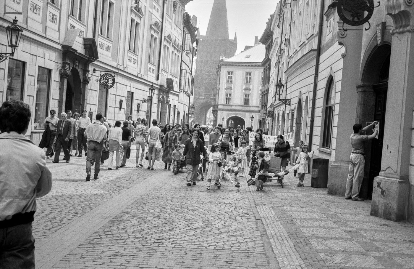 Celetná ulice v květnu 1989. Pražské matky vyrazily se svými dětmi do ulic. Demonstrace za pravdivé informace o životním prostředí. Foto: Archiv Terezie Hradilková