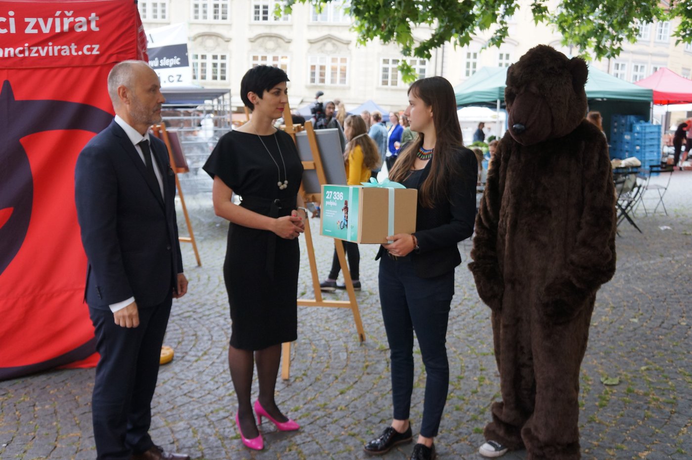 Dobrovolníci v medvědím kožichu udělali dojem také v politických kruzích. Foto: Archiv Svobody zvířat