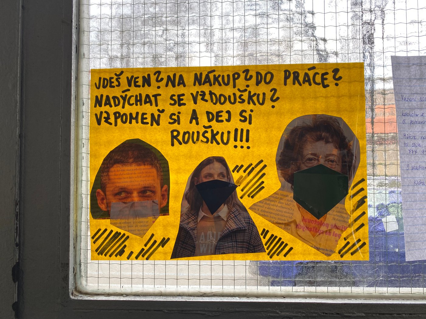 Roušky jsou hit! A od 18.3. součást povinné výbavy všech, kteří se chystají opustit své bydliště. Foto: Karolína Kratochvílová, Nadace Neziskovky.cz (pořízeno v Praze-Libni)