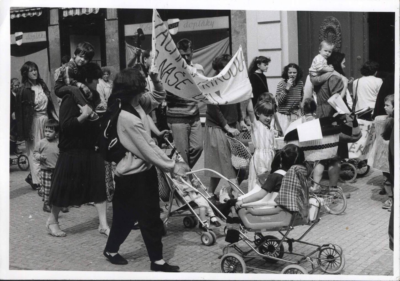 Pražské matky v květnovém dni roku 1989. Foto: Archiv Terezie Hradilkové