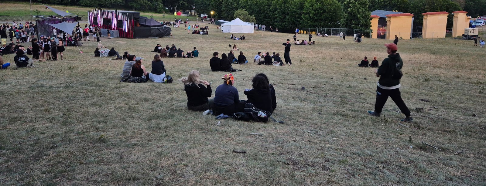 „Tábor pro dospělé.“ Sázka na přátelskou atmosféru a bezpečné prostředí se festivalu Povaleč vyplácí už 20 let