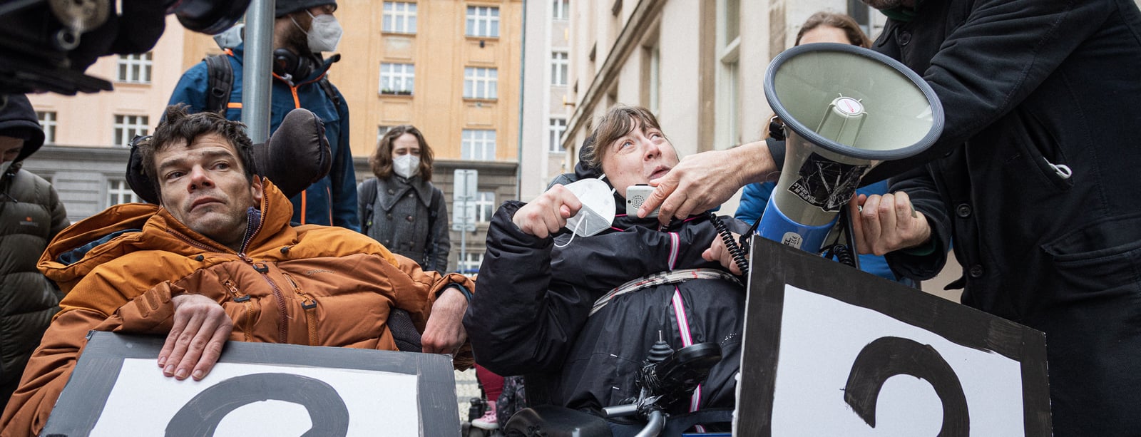 „Neberte nám svobodu“. Neziskové organizace se spojily v kampani proti dalšímu zdražování sociálních služeb