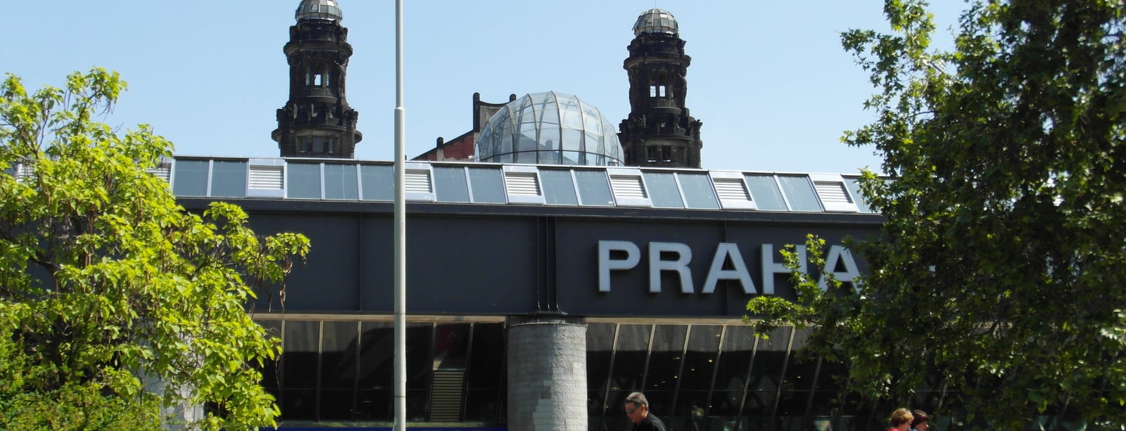 Nepřátelská architektura místo pomoci v nouzi. Organizace kritizují výměnu laviček u Hlavního nádraží v Praze