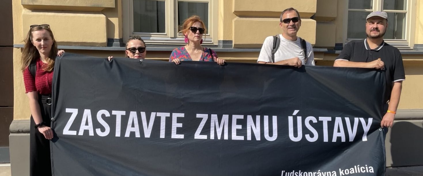 Útok na životy trans a nebinárních lidí, říkají slovenské lidskoprávní organizace ke změnám Ústavy. Ta nově uznává jen dvě pohlaví