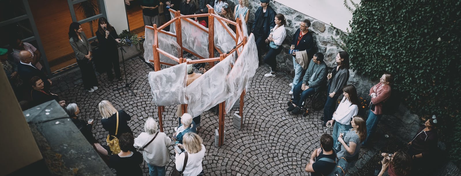 Umění ve veřejném prostoru Prahy a Stockholmu. Instalace ukazuje, co spojuje obyvatele obou měst
