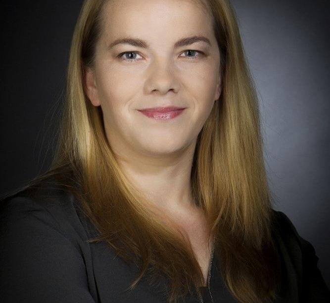 Marie Oktábcová vypráví o šíři aktivit, kterými v Nadačním fondu J&T pomáhají zvládat lidem nesnadné životní situace. Foto: Nadační fond J&T