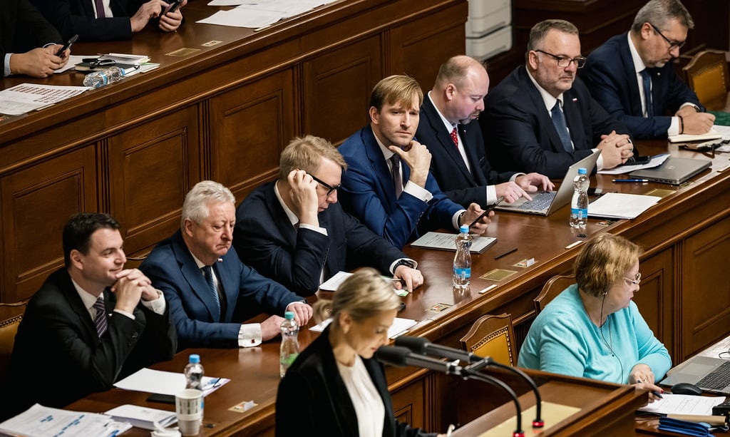 Největší zásah do lidskoprávních struktur za poslední roky: vláda čelí kritice, experti mluví o rozkladu funkčního systému