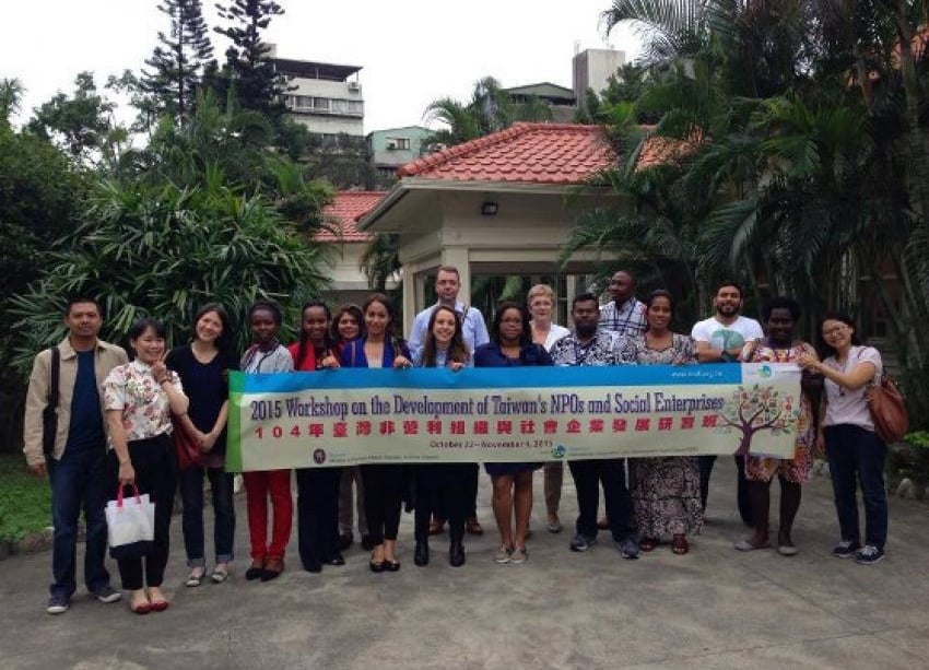 Účastníci workshopu před budovou Taipei Social Enterprise Hub, která dříve sloužila jako rezidence předsedy vlády. Foto: Aleš Mrázek