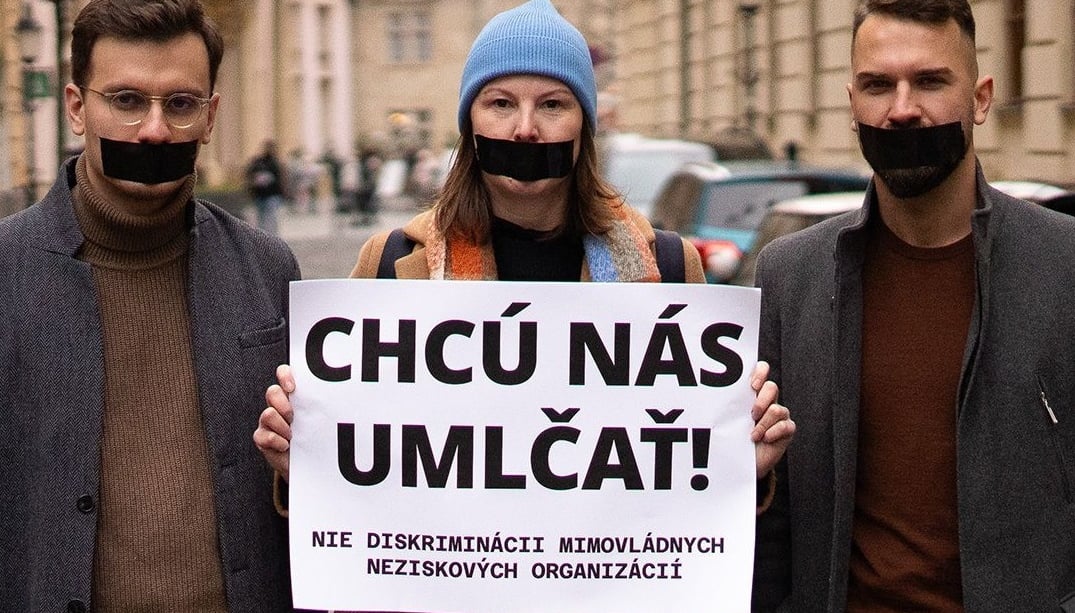 „Chcú nás umlčať!“ Slovenský neziskový sektor bojuje proti legislativnímu návrhu, který chce diskriminovat občanskou společnost