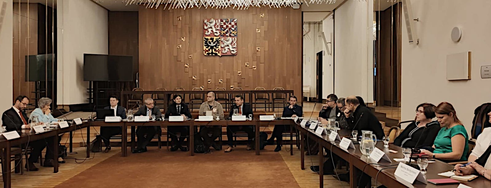 Poslanci a zástupci neziskových organizací řešili veřejný obraz neziskovek v Česku