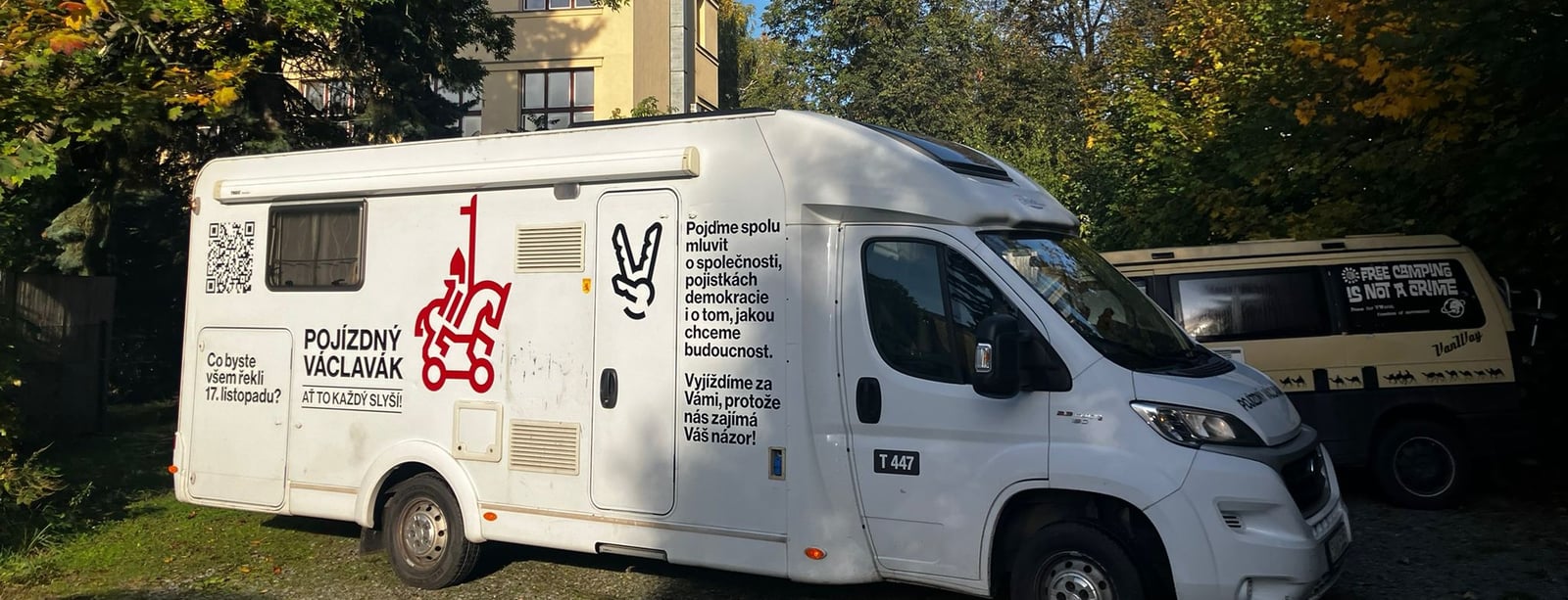 Českem cestuje Pojízdný Václavák. Cílem je mluvit s lidmi, posilovat soudržnost a společně oslavit výročí Sametové revoluce