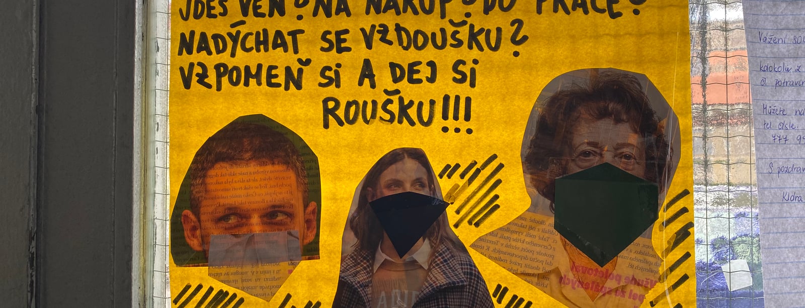Roušky jsou hit! A od 18.3. součást povinné výbavy všech, kteří se chystají opustit své bydliště. Foto: Karolína Kratochvílová, Nadace Neziskovky.cz (pořízeno v Praze-Libni)