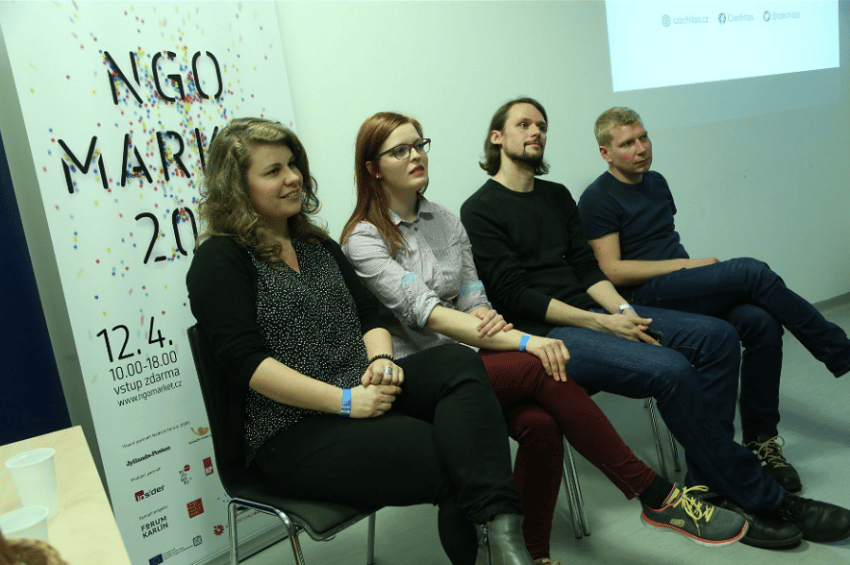 Adam Hazdra (na fotce první sedící zprava) a Tomáš Ervín Dombrovský (druhý sedící zprava) ze společnosti LMC se ukázali neziskovkám na NGO Marketu 2017. Telefon na oba v případě zájmu najdete v aplikaci Profinaut.