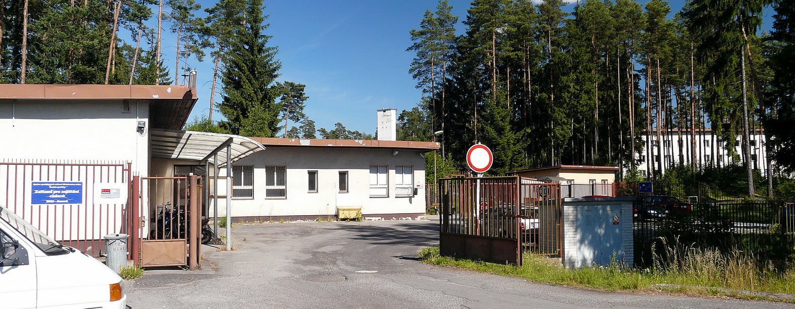 Uprchlický tábor, Detenční zařízení Bělá-Jezová. Zdroj: LaSo, Wikimedia Commons, CC BY-SA 4.0r