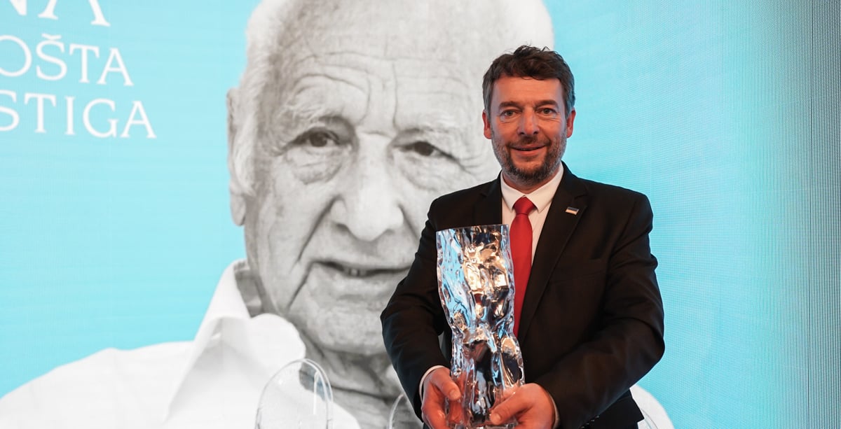 „Člověk by se měl chovat odvážně, když narazí na situaci, která odvahu vyžaduje.“ Šimon Pánek získal Cenu Arnošta Lustiga