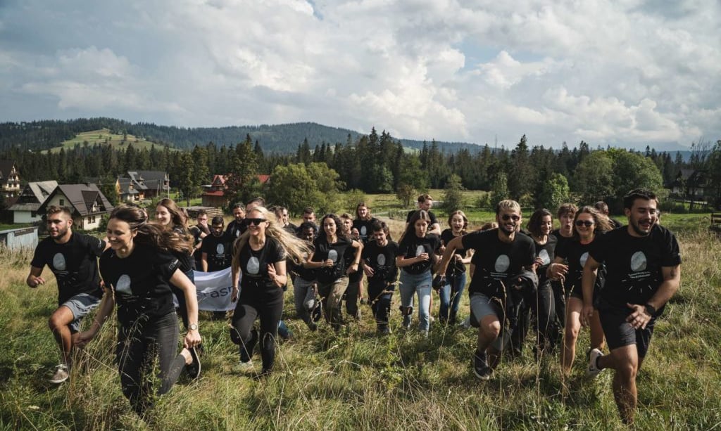 Pracujete ve své organizaci s mladými lidmi? Díky Erasmus+ můžete v mezinárodním prostředí vzdělávat nejen je, ale i své zaměstnance