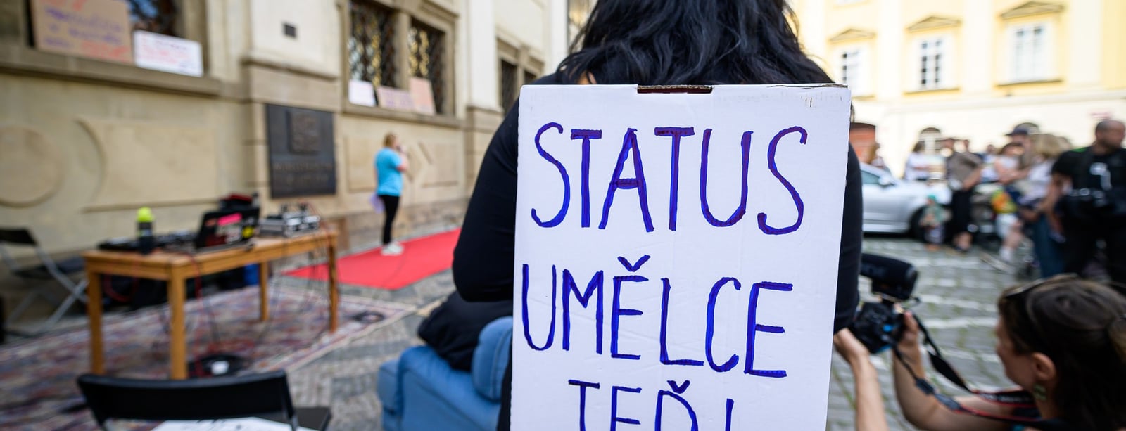 Kulturní organizace upozorňují na nevyhovující pracovní podmínky a požadují přijetí zákona o statusu umělce
