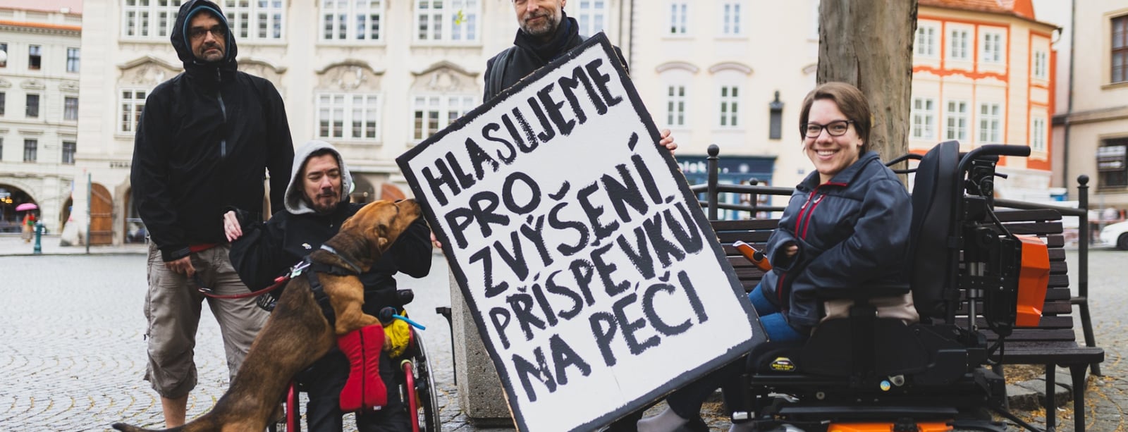 Senát schválil navýšení příspěvku na péči. Upřednostnil život doma