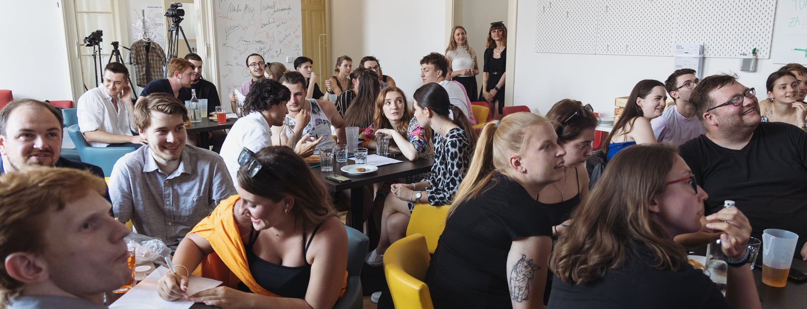Diskuze o duševním zdraví i zbraňové legislativě.  Jak neziskové organizace reagují na tragédii na Filozofické fakultě?