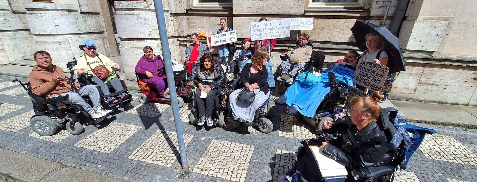 Dneska už ti na život došel čas. Lidé se zdravotním znevýhodněním v kampani upozorňují, že šest hodin asistence denně nestačí
