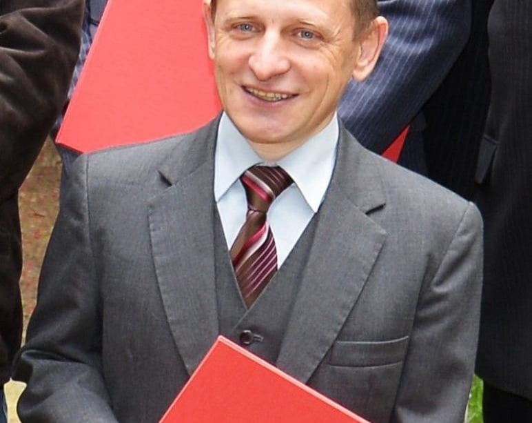 Marek Navrátil s diplomem Ceny Charity, kterou v roce 2014 obdržel. Foto: Tříkrálová sbírka, Charita