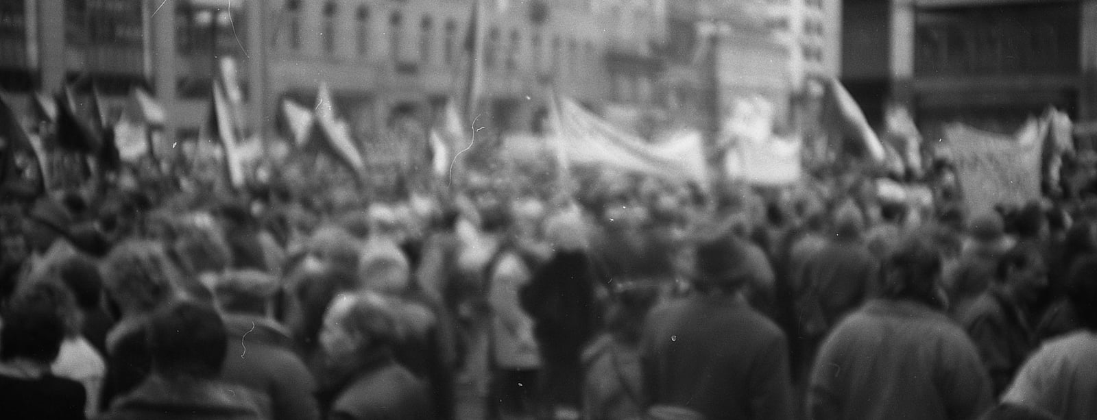 2048px-1989_sametova_revoluce_17.jpg