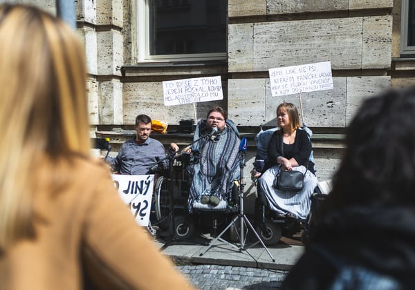 „Nejlépe víme, co potřebujeme.“ Lidé se znevýhodněním mají právo mluvit do veřejných politik