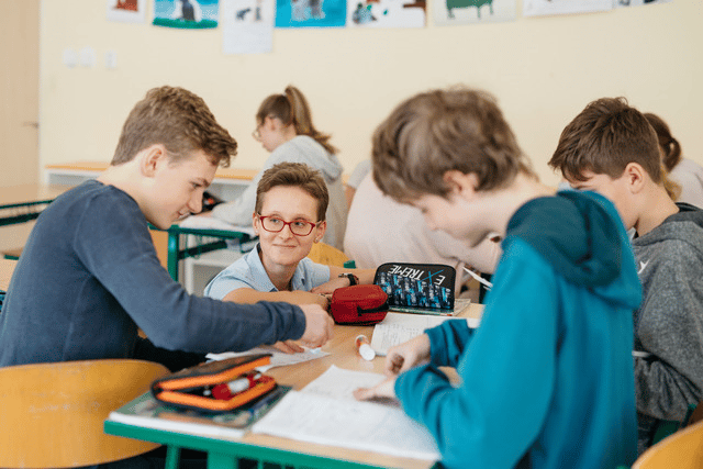 Cílem Učitele naživo je připravovat vyučující, kteří navazují a udržují s dětmi vztahy založené na vzájemné důvěře. Foto: Učitel naživo