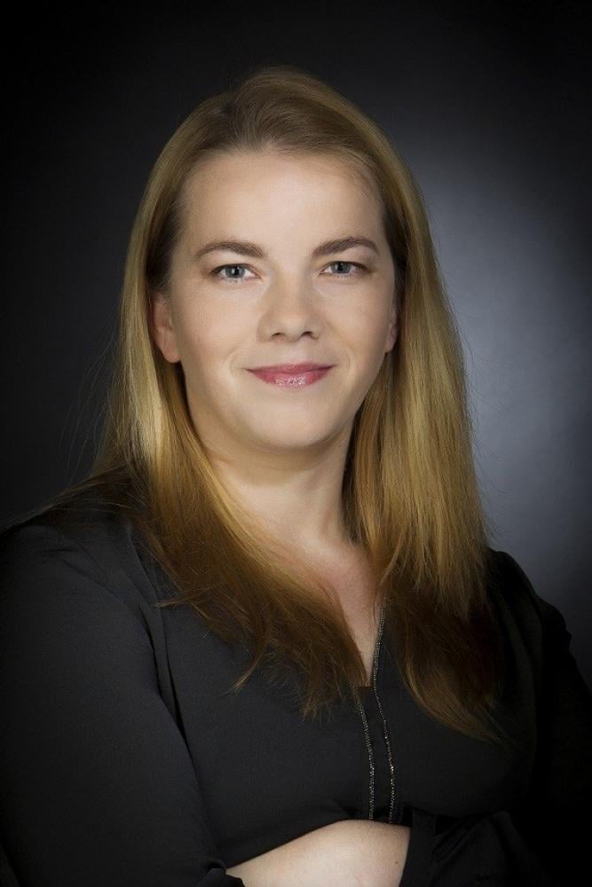 Marie Oktábcová vypráví o šíři aktivit, kterými v Nadačním fondu J&T pomáhají zvládat lidem nesnadné životní situace. Foto: Nadační fond J&T