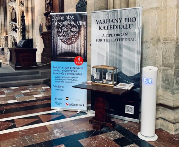 V katedrále sv. Víta v Praze mohou lidé prostřednictvím nového zařízení přispět na výstavbu svatovítských varhan. Foto: Charitativni kiosky