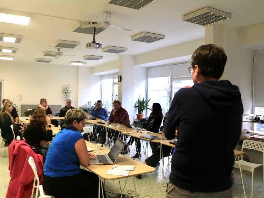 Individuální fundraising v kostce: Jak na drobné i firemní dárce