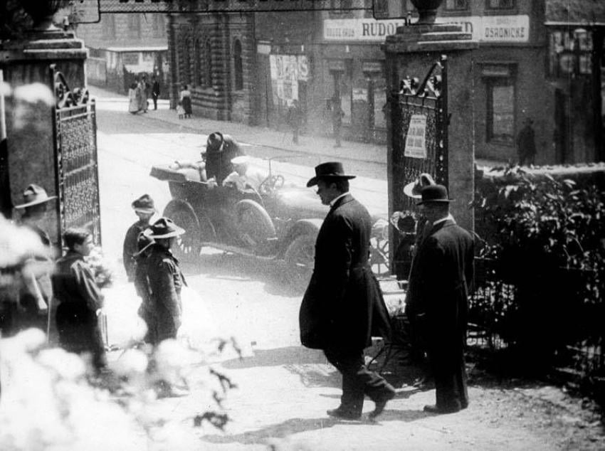 Nejstarší dochovaný záznam českých skautů a skautek pochází už z roku 1915! (Jarní dny junáků-skautů v Klamovce). Foto: Archiv Junáka