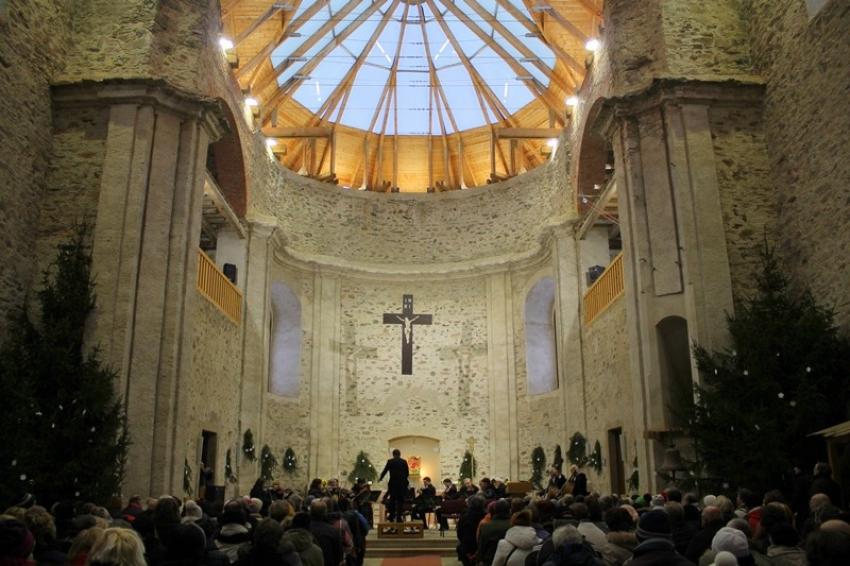 Z monumentálního kostela v Neratově ještě nedávno zbývaly jen obvodové zdi. Dnes z něj můžete sledovat oblohu netradiční prosklenou střechou. Foto: Neratov