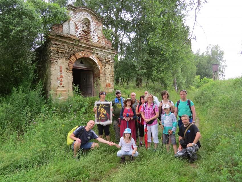 Z putování s obrazem po poutní Skokovské stezce, která kdysi spojovala obec Teplá se Skoky. Foto: Archiv spolku Pod střechou