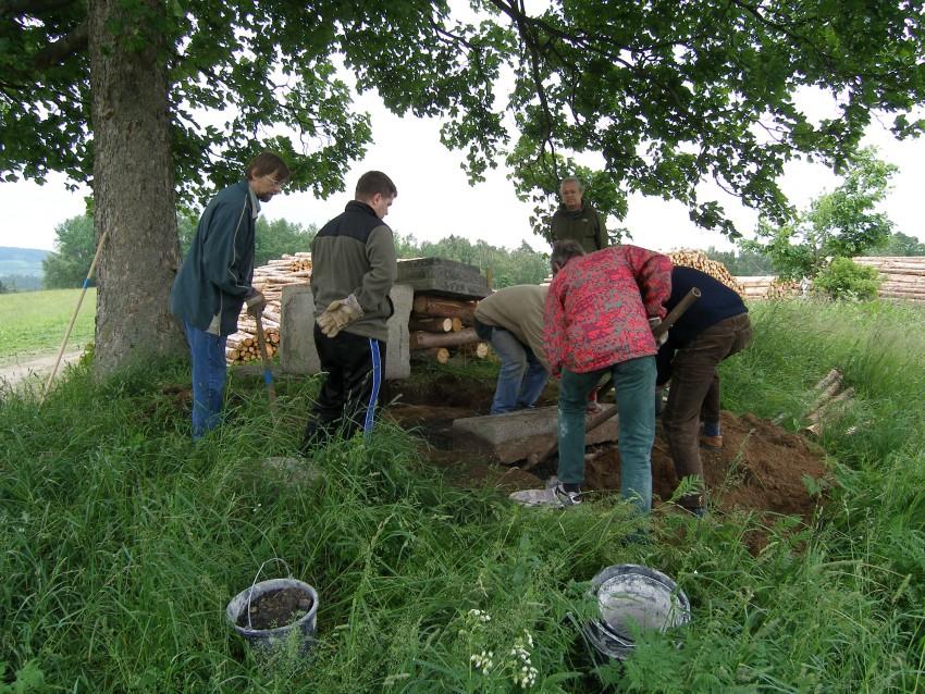 Práce spojené s kultivací a obnovou zaniklého sídla se neobejdou bez dobrovolníků a práce odborníků. Foto: Archiv spolku Pod střechou