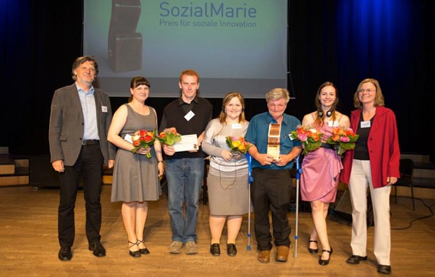 Zástupci Ligy otevřených mužů při přebírání ceny SozialMarie, kterou jejich organizace získala za realizaci projektu Patron. Zdroj: sozialmarie.org